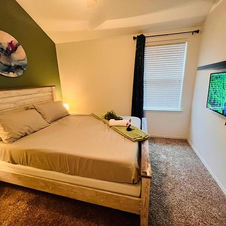 Work, Play & Stay King Bed With Foosball! Aubrey Exteriér fotografie
